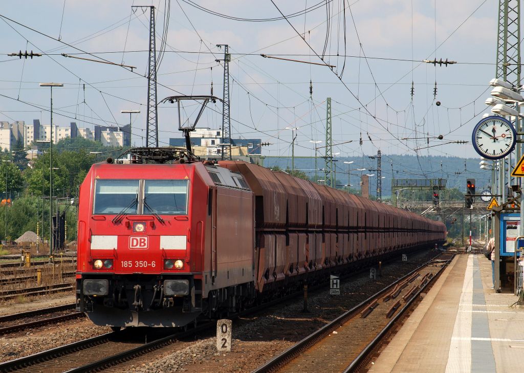 185 350-6 fuhr mit einem langen Kohlezug durch Regensburg Hbf am 28.7.11. Am Ende des Zuges schiebt 185 396.