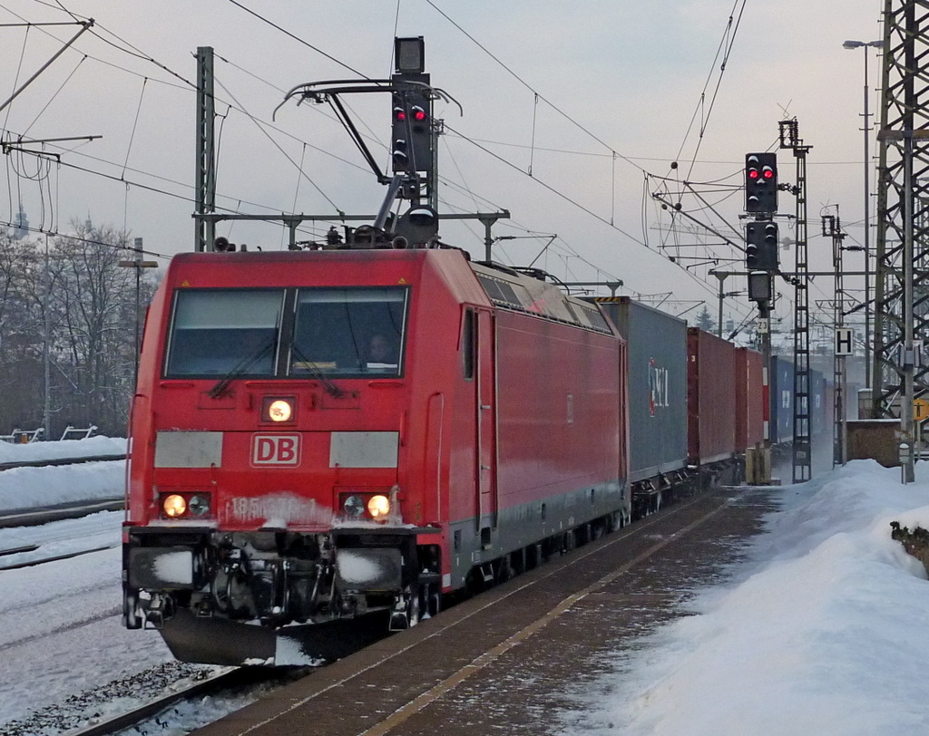 185 376-1 mit Containerzug am 28.12.10 in Fulda