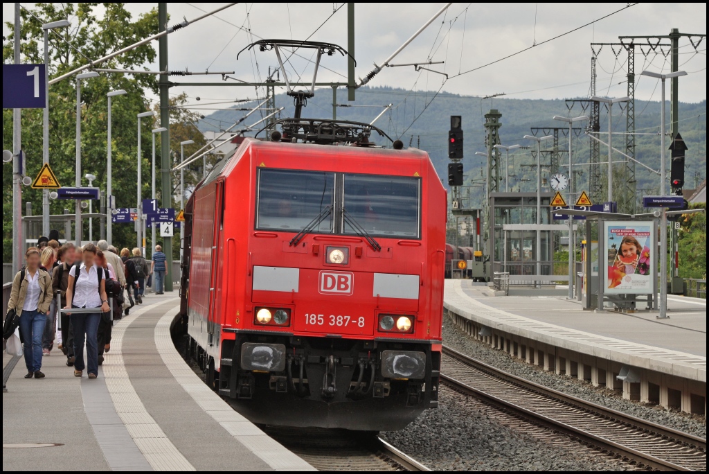 185 387 mit gemischten Gterzug in Richtung Norden bei der Durchfahrt von Koblenz Stadtmitte. (23.07.11)