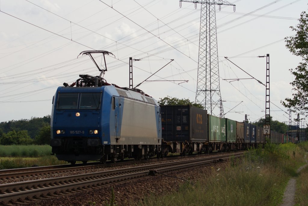 185 527-9 mit einem Containerzug in Wiesental am 04.08.2010