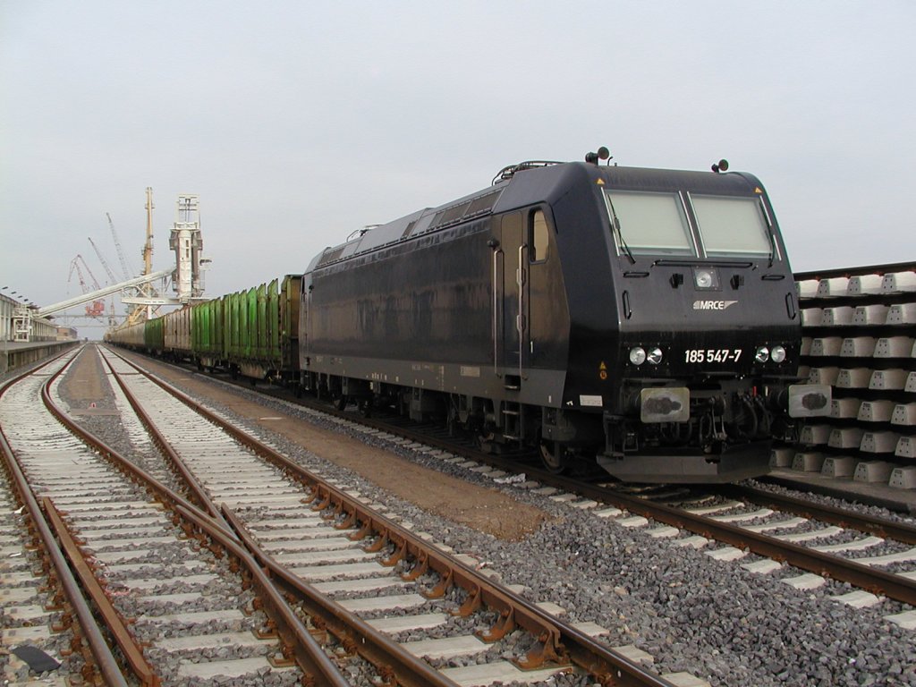 185 547 steht am 17.02.2007 im Seehafen Rostock.