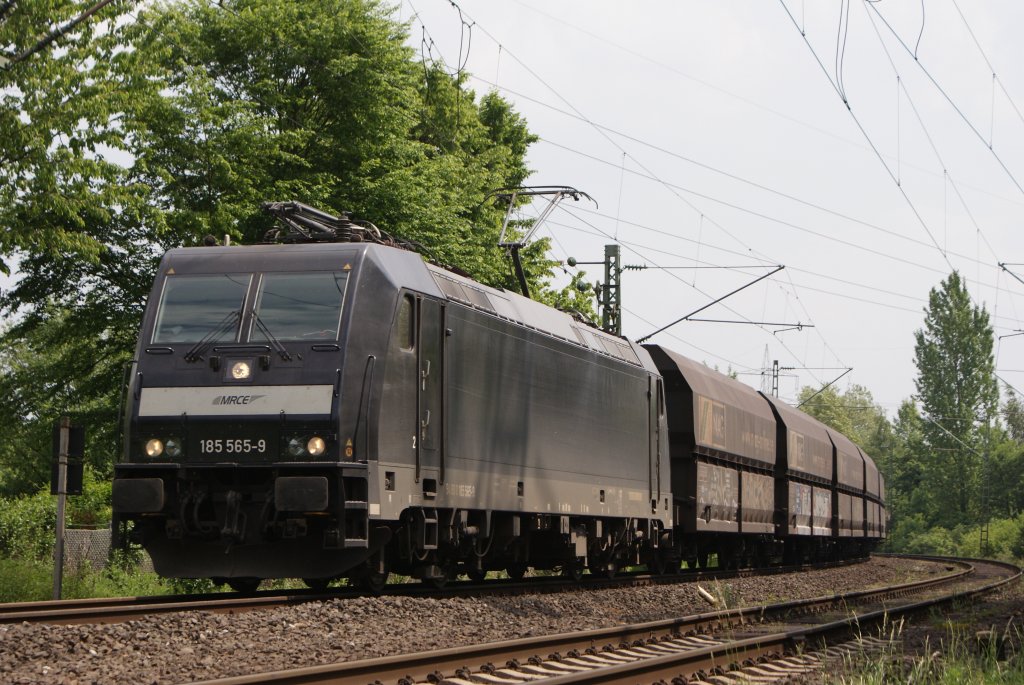 185 565-9 mit dem DGS 88897 (Heilbronn Gbf - Moers Gbf) in Dsseldorf Eller am 28.05.2010