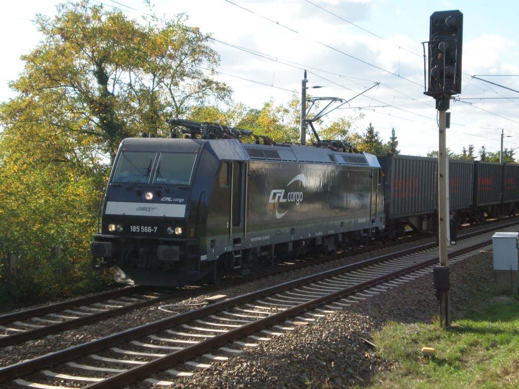 185 566 mit Blackboxx Containerzug in Elsterwerda-Biehla, 10.09.2012.