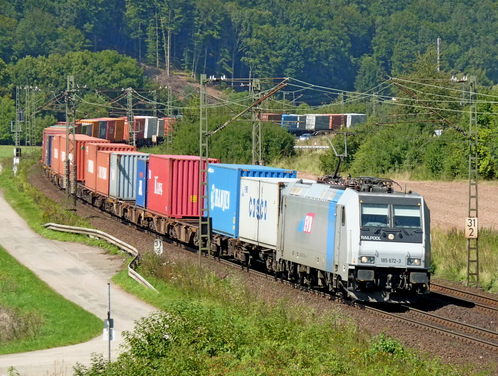 185 572 EVB/Railpool mit Containerzug am 20.08.10 bei Harrbach