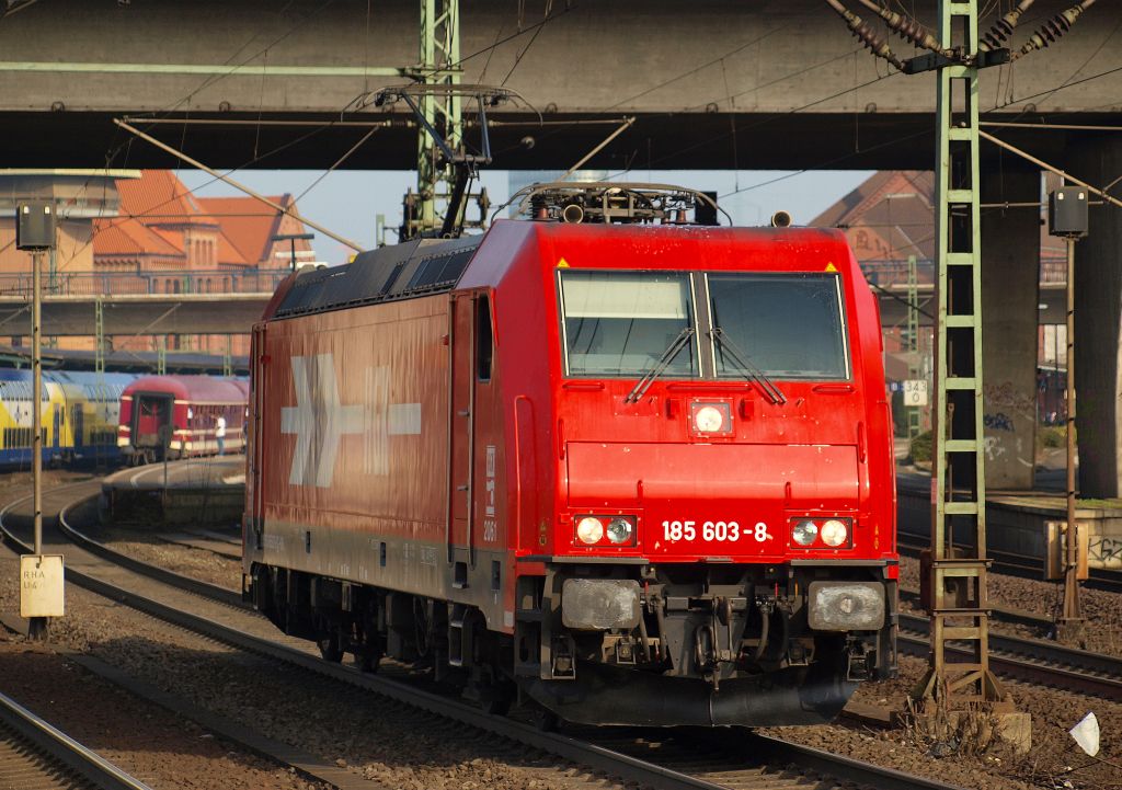 185 603-8 rollte langsam an den HSV-Sonderzug hin um an den Zug anzukoppeln.