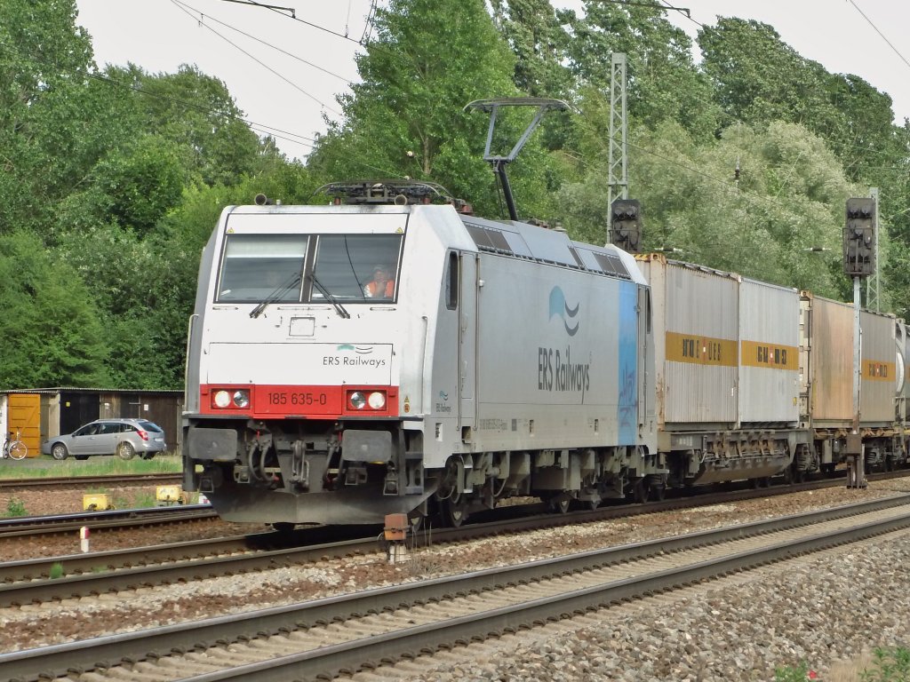 185 635 mit Containerzug in Leipzig-Thekla, 03.08.2013.