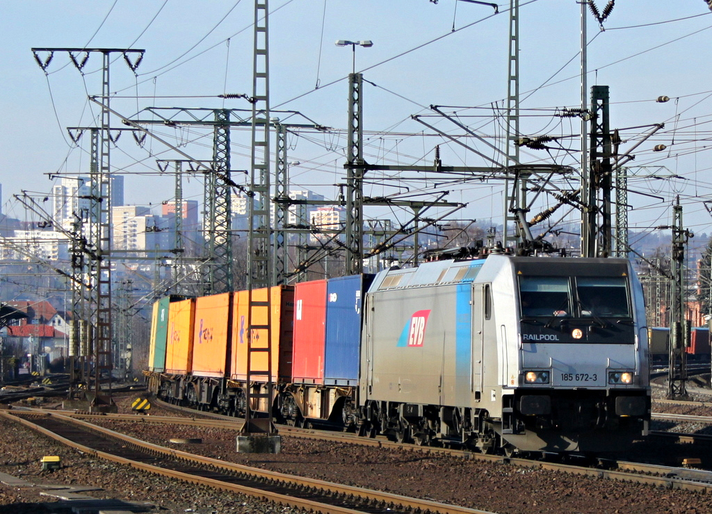 185 672-3 der EVB mit Containerzug am 01.03.12 in Fulda