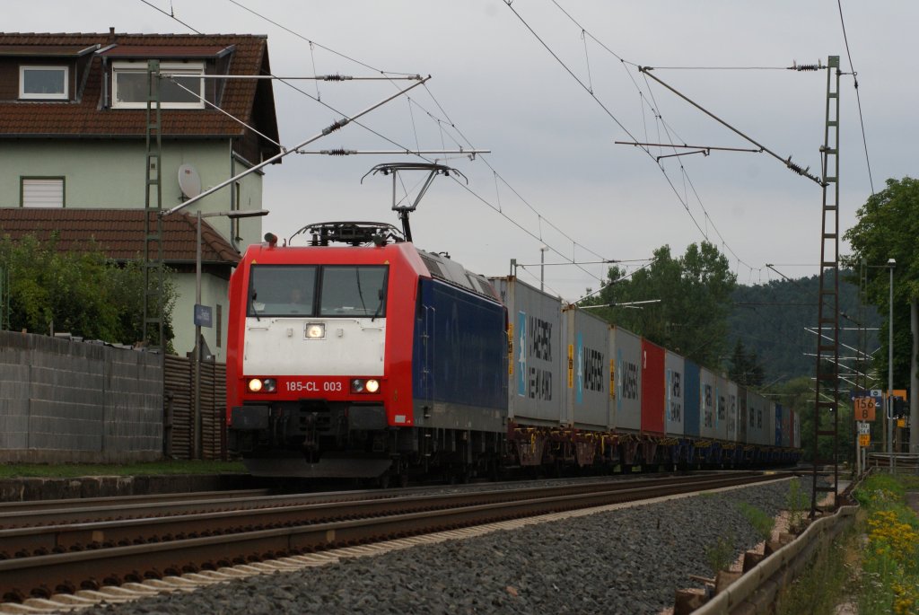 185-CL 003 mit einem Containerzug in Ludwigsau-Friedlos am 06.08.2010