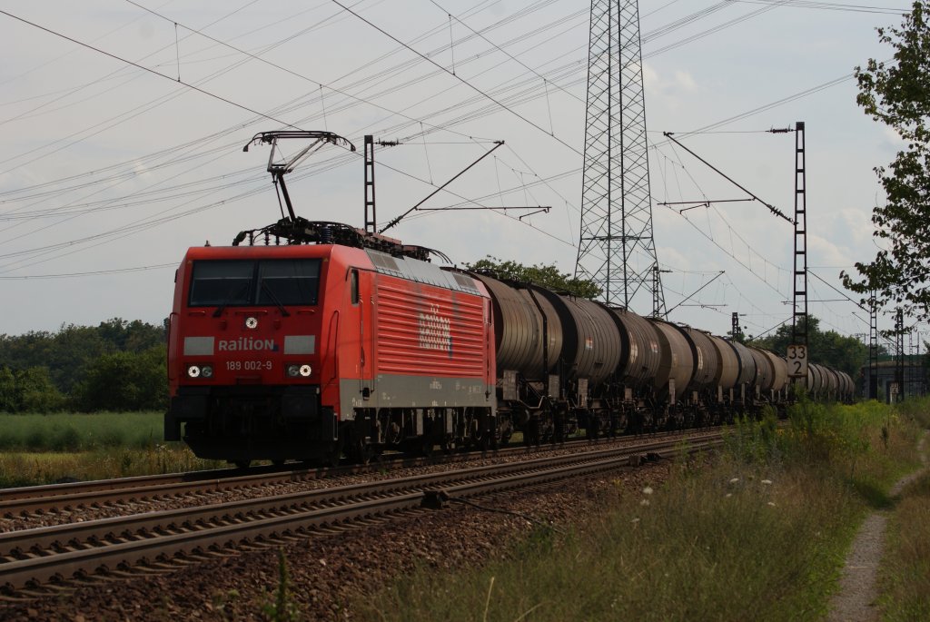 189 002-9 mit einem Kesselwagenzug in Wiesental am 04.08.2010