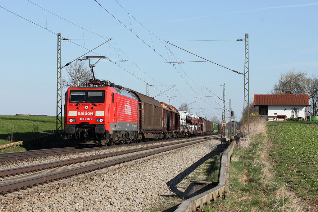 189-059 von DB-Schenker mit gemischtem Gterzug bei Hilperting (Mnchen - Rosenheim) am 3.4.2011.