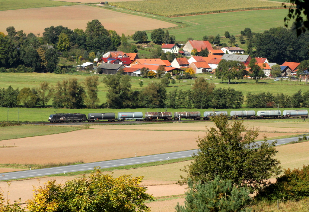 189 201 von CTL mit Kesselwagenzug am 30.09.12 bei Haunetal Neukirchen