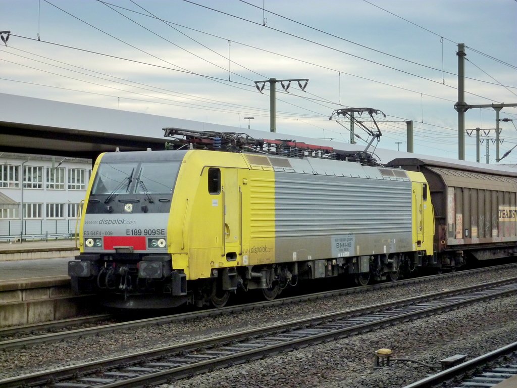 189 909 von TX Logistik mit Gterzug am 12.06.10 in Fulda