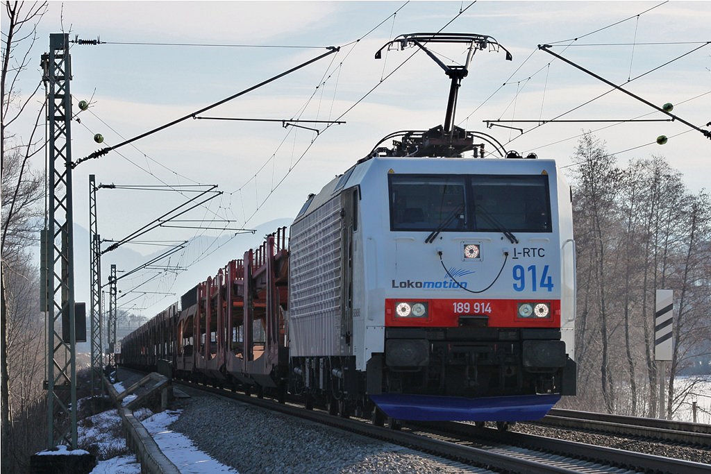 189-914 von Lokomotion mit Gterzug bei Hilperting (Rosenheim - Mnchen) am 5.2.2011. 