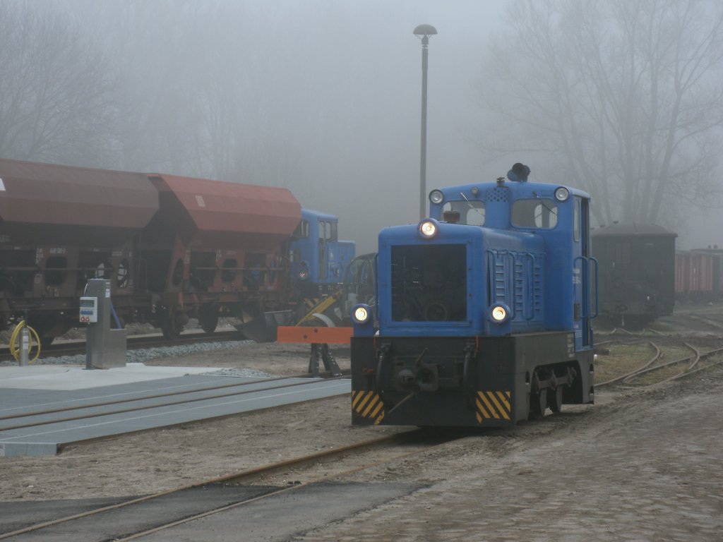 199 008 und dahinter im Nebel zuerkennen PRESS 312 002,am 17.Mrz 2012,in Putbus.