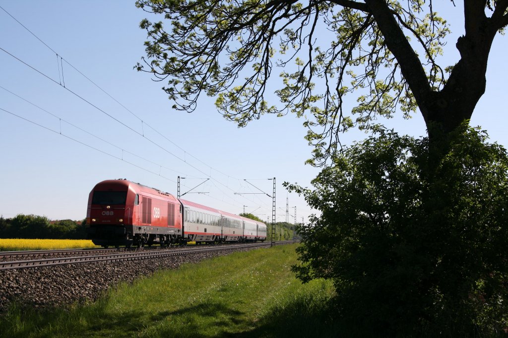 2016 076-9 wurde bei Heimstetten mit ihrem RE aus Linz nach Mnchen am 08.05.11 fotografiert.
