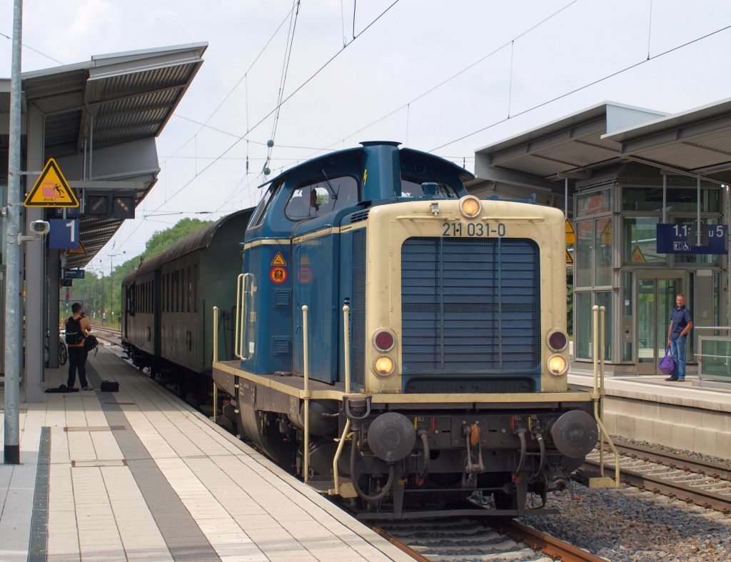 211 031-0 der Northrail GmbH zog einen Sonderzug bestehend aus 2 Donnerbchsen und einem Begleitenwagen aus dem Gnzburger Hbf am 4.8.