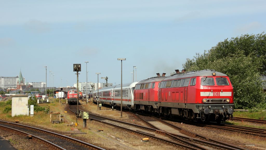 218 366-3 und eine weitere 218 zogen den IC 2193 nach Gttingen aus dem Bahnhof von Westerland am 2.7.12.