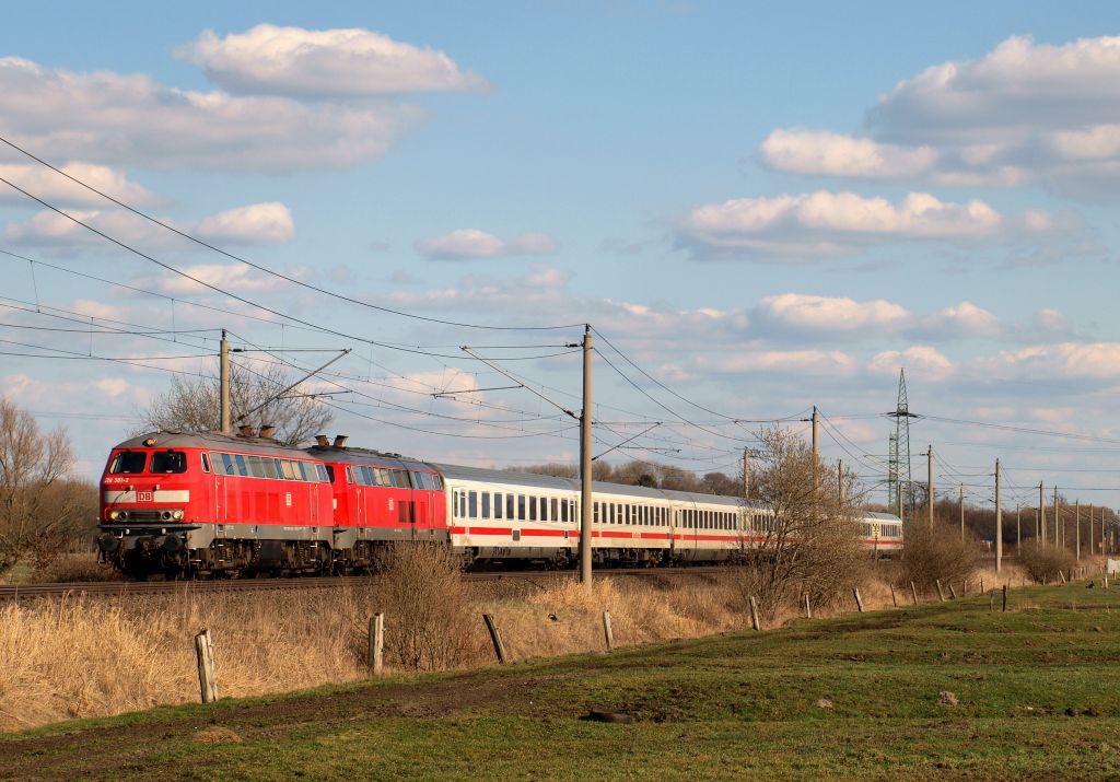 218 381-2 und 374-7 beschleunigten den IC 2190 nach Westerland/Sylt aus Elmshorn kommend durch Bullendorf am 26.3.