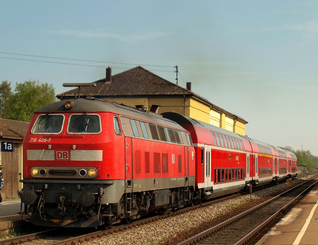 218 406-7 beschleunigte den IRE 4223 nach Lindau Hbf aus Aulendorf am 23.4.11.