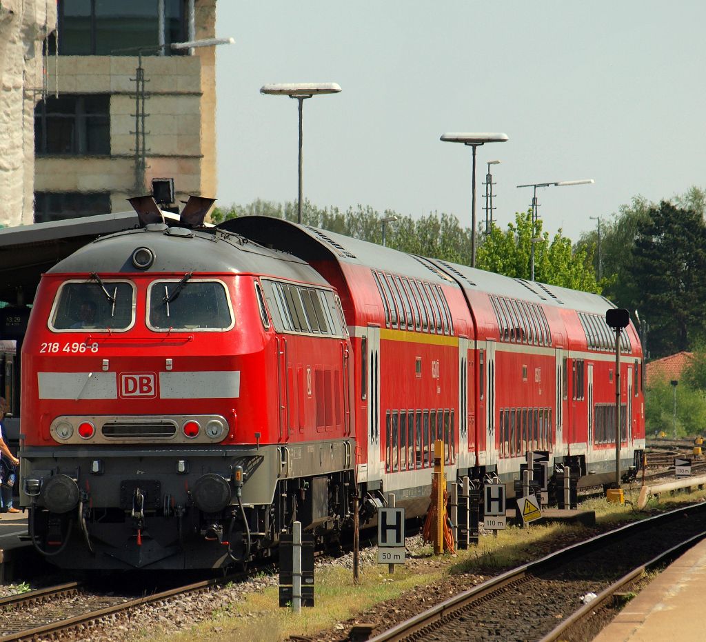 218 496-8 stand mit dem IRE 4209 nach Lindau Hbf im Bahnhof von Friedrichshafen Stadt am 23.4.11.