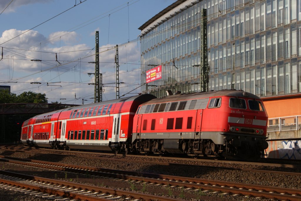 218 498-4 mit einem Re in Frankfurt am Main West am 24.08.2010