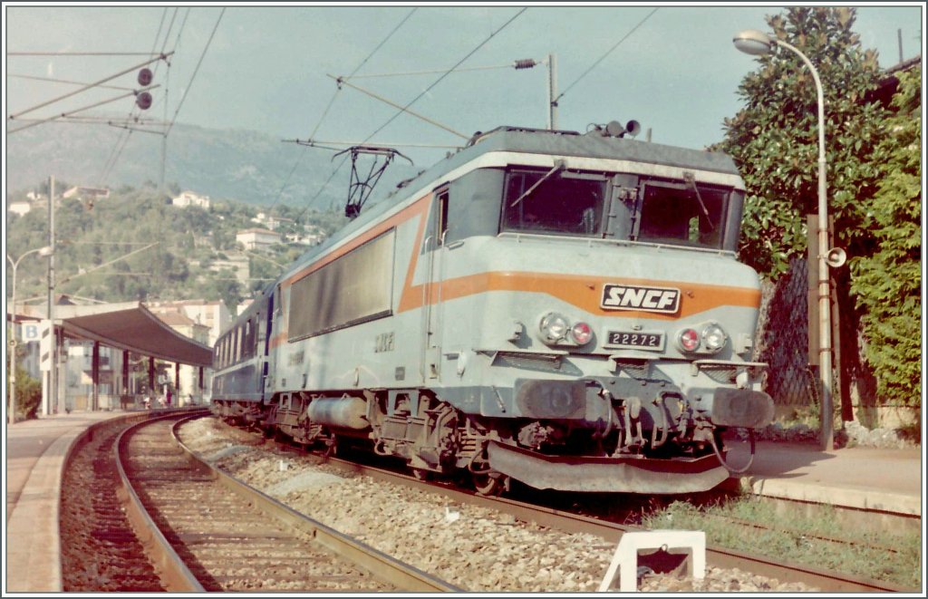 22272 mit einem Nachtschnellzug in Menton im September 1987.