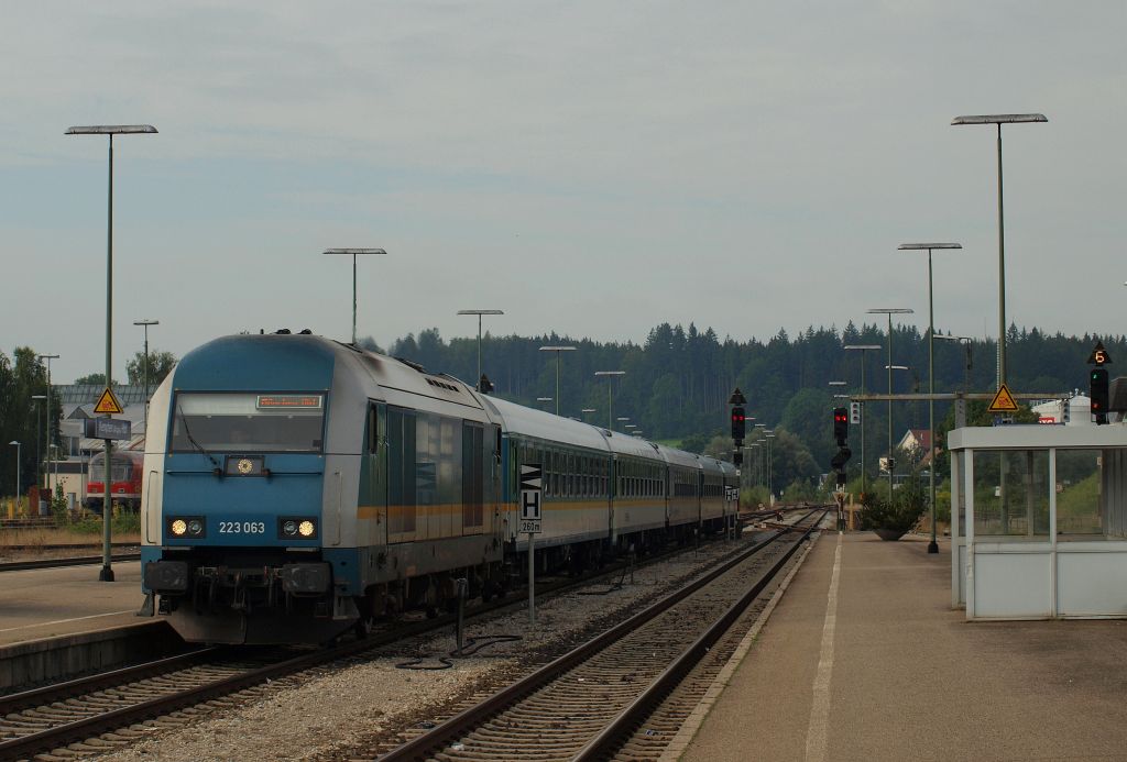 223 063 fuhr mit dem ALX 84145 von Lindau nach Mnchen Hbf in den Bahnhof von Kempten im Allgu am 31.7.11.
