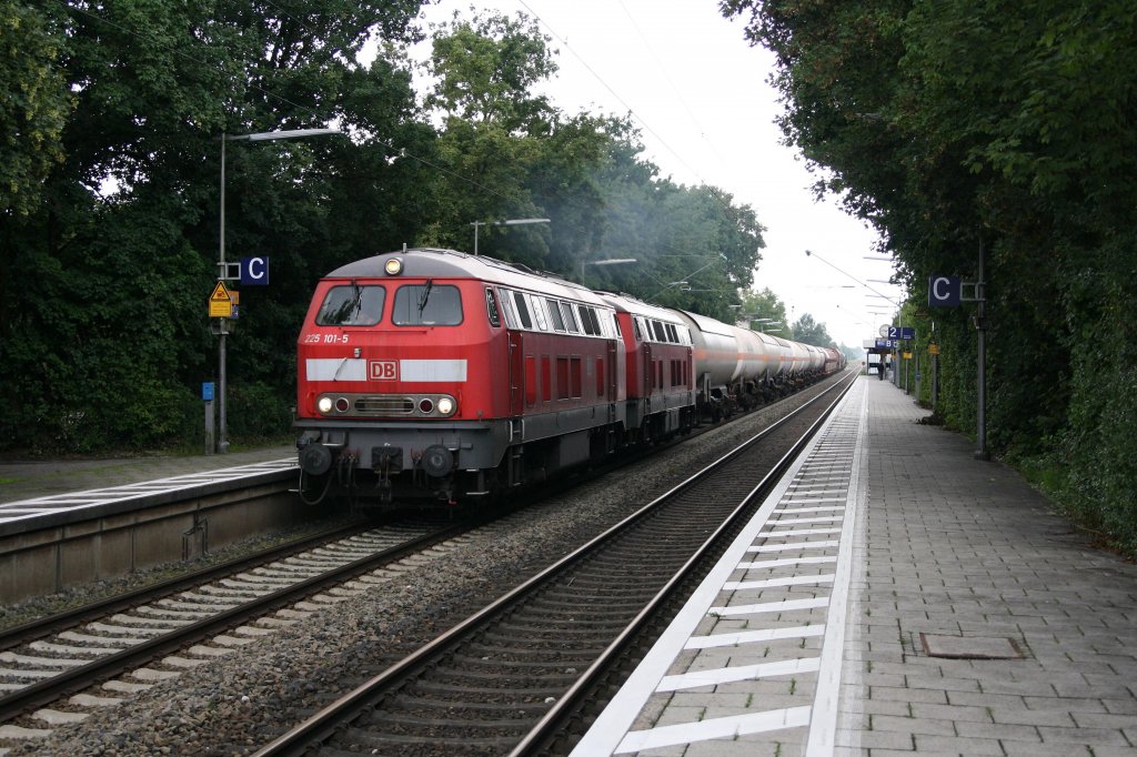 225 101-5 und 225 023-1 beschleunigen ihren Gterzug am 24.07.11 in Poing Richtung Mhldorf.