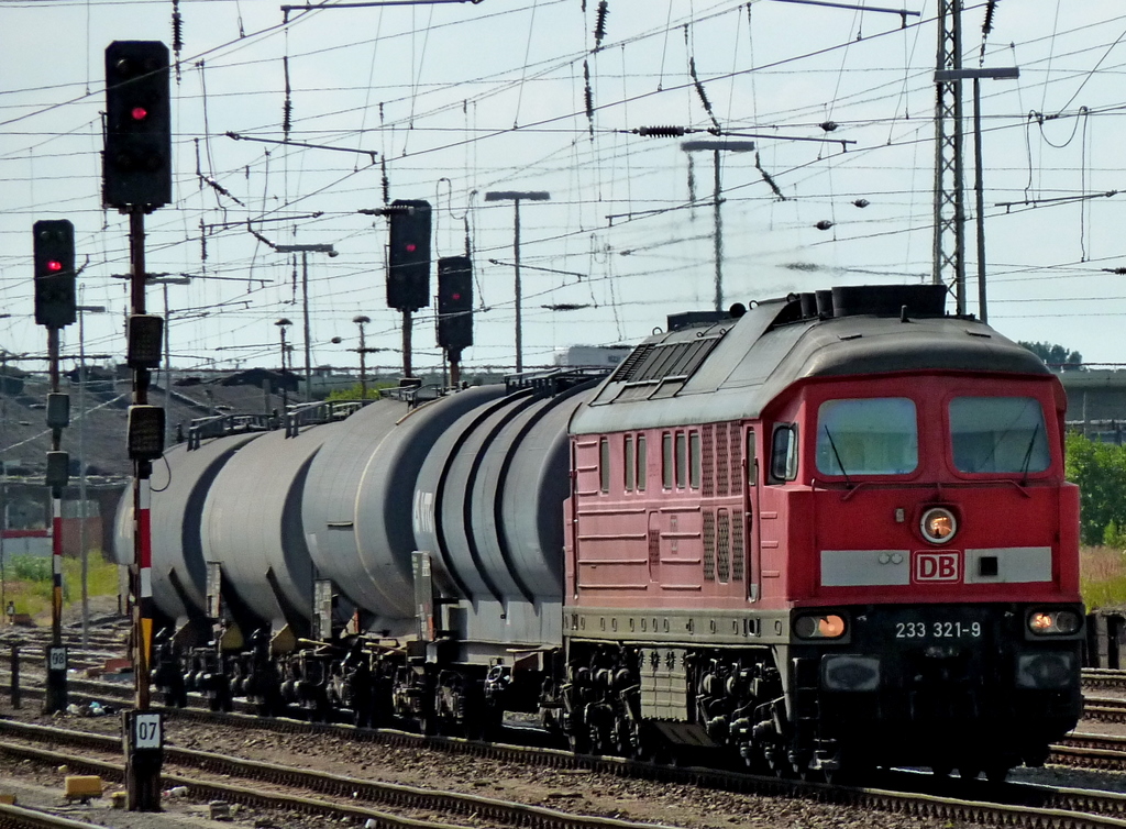 233 321-9 mit Kesselwagen am 19.07.10 in Stralsund