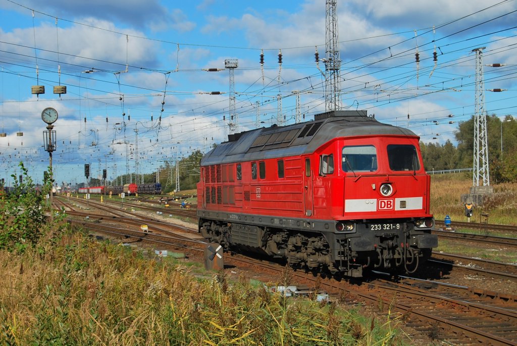233 321 rangiert am 14.10.2010 in Rostock-Seehafen.