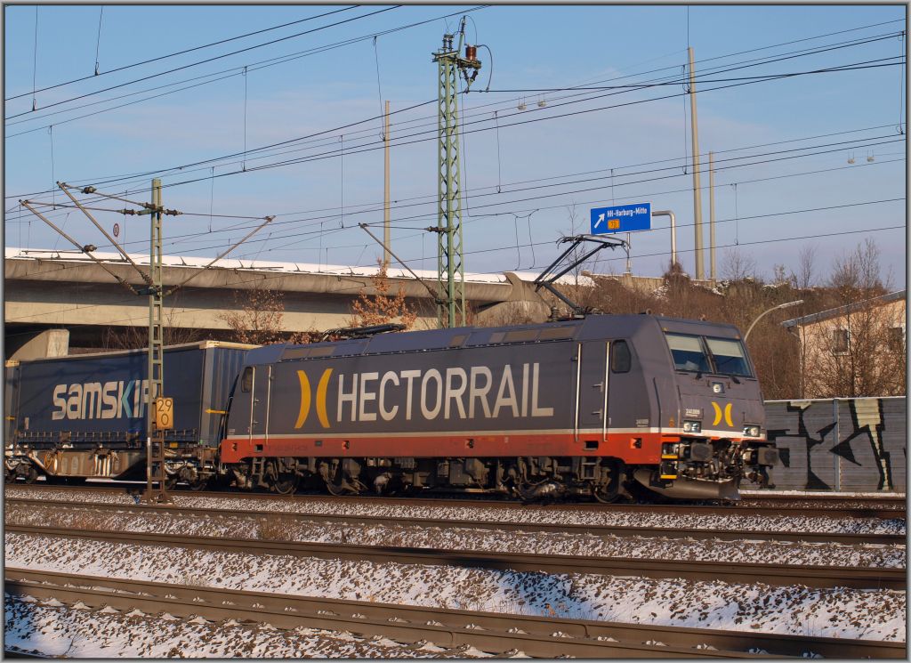 241.009 von Hectorrail fuhr am 4.12 mit dem  Van-Dieren  durch den Bahnhof Hamburg-Harburg.
