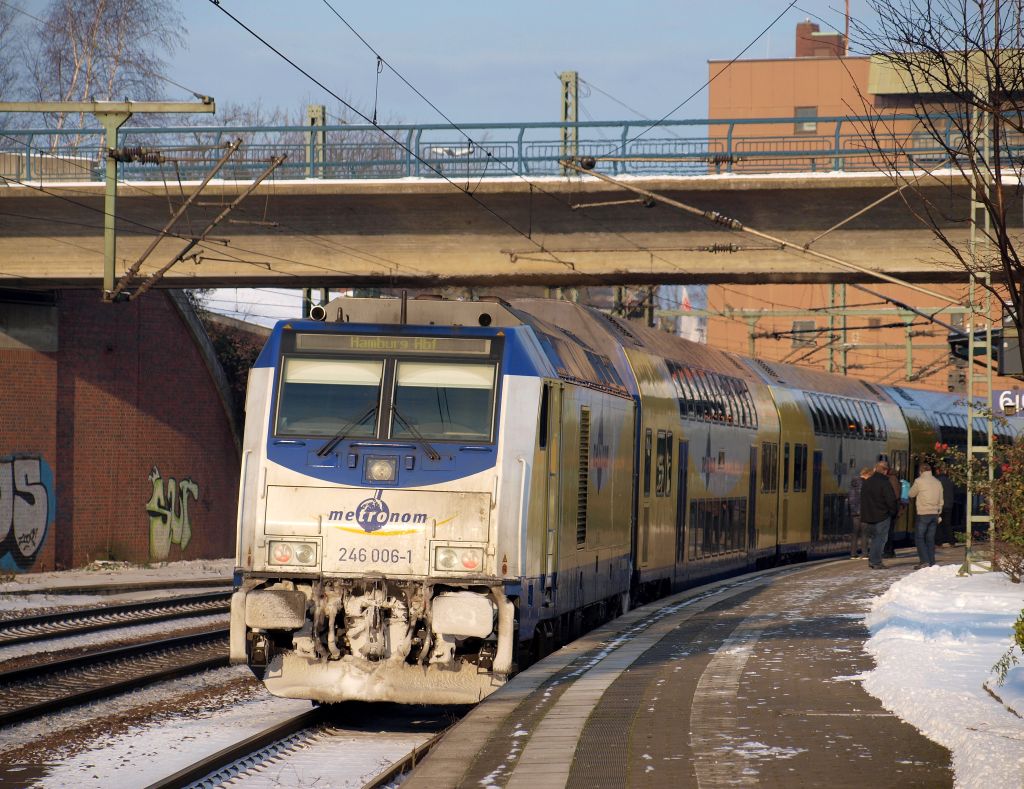 246 006-1 stand mit dem Metronom nach Hamburg Hbf auf Gleis 6 des Harburger Bahnhofes.