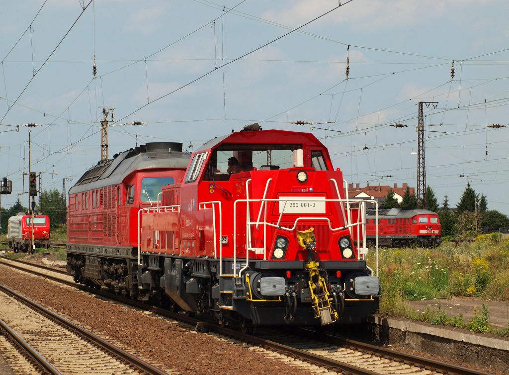 261 001-2 fuhr mit 232 665-0 am Haken in den Bahnhof Grokorbetha und hielt fotogerecht vor den Fotografen am 3.8.11.