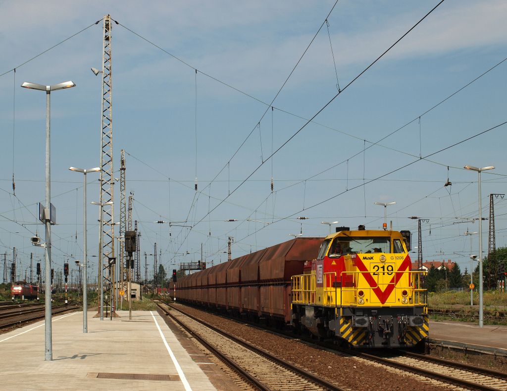 275 219-4 D-MEG dieselte mit einem Kohlependel durch den Bahnhof von Grokorbetha am 3.8.11.