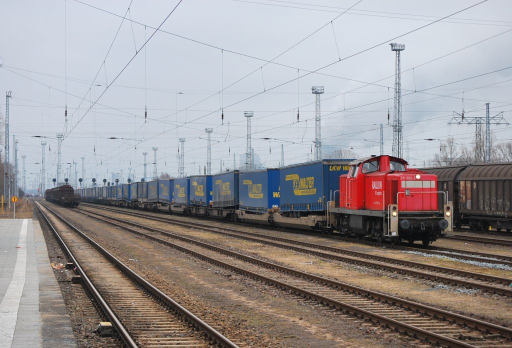 291 903 stellt am 18.03.2011 den TEC 42153 in Rostock-Seehafen bereit.