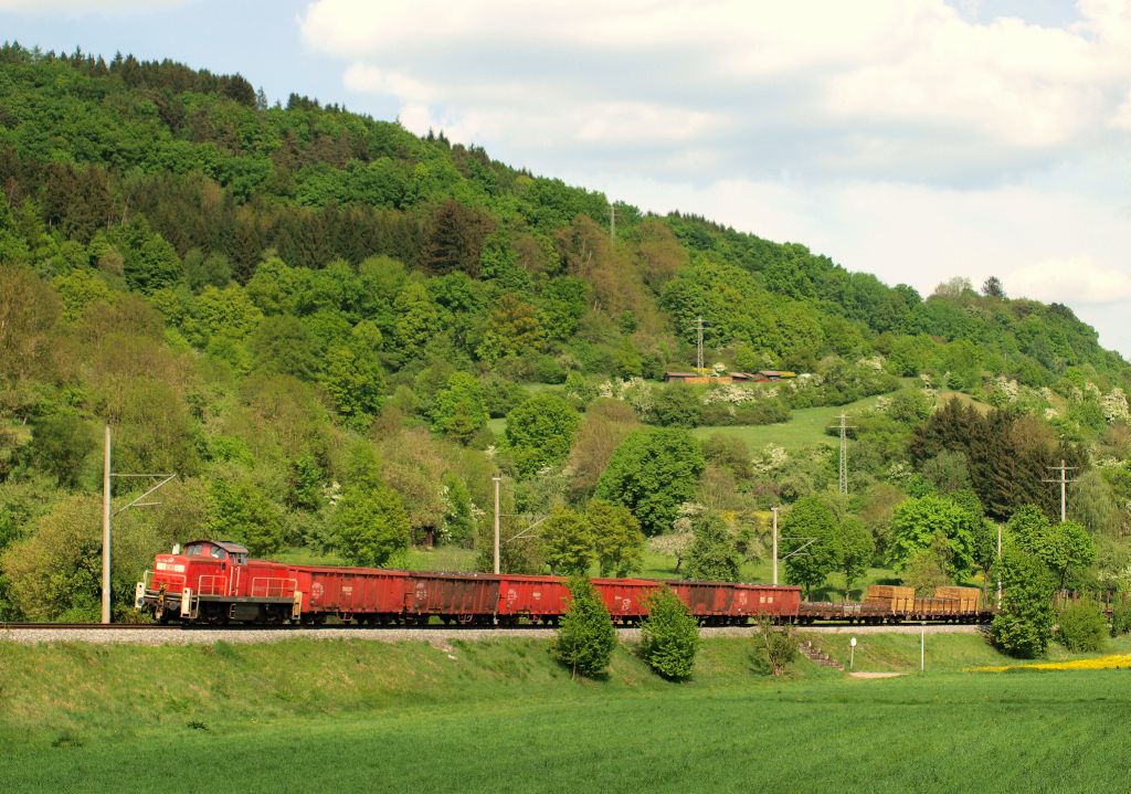 294 728-1 dieselte mit dem FZT 56158 Gaildorf West - Stuttgart Hafen durch das Murrtal bei Murrhardt am 29.4.11.