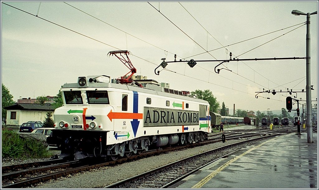 363-037 in der  Adria-Komby  Lackierung in Ljubljana im Frhjahr 2001.
(Analoges Foto ab CD)