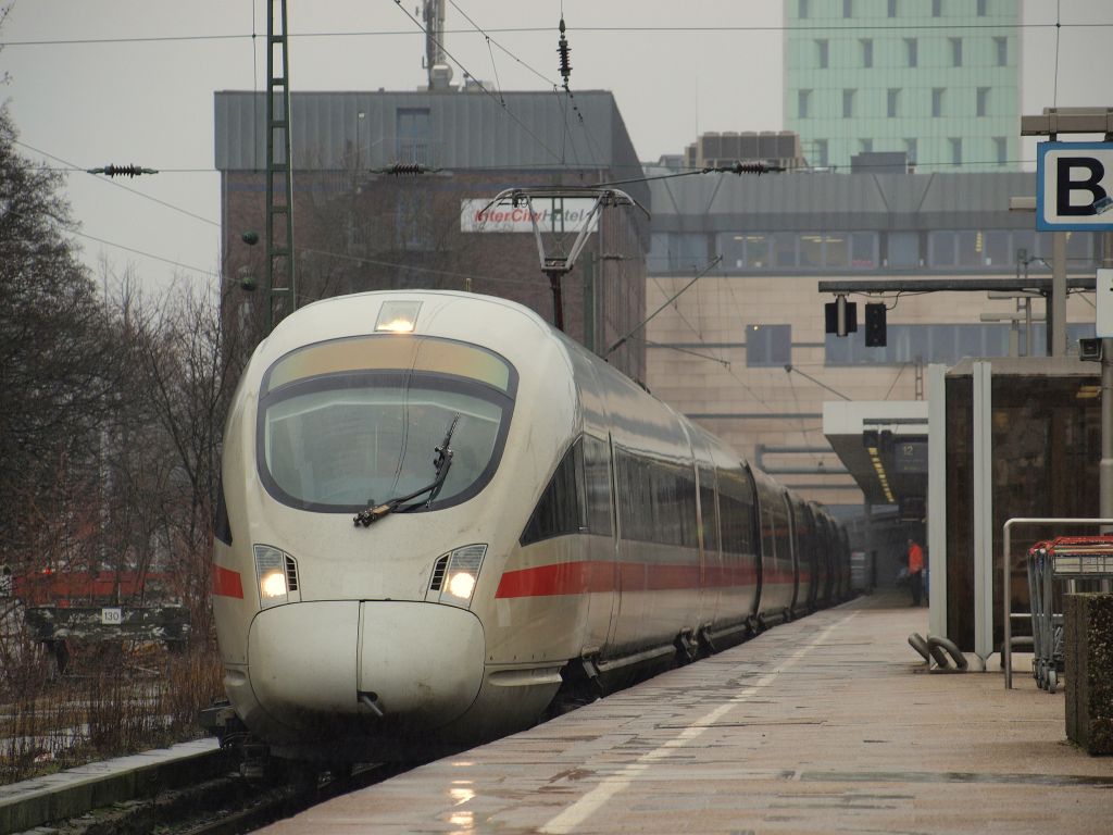 4011 092-6 der BB stand als ICE 109 nach Innsbruck im Bahnhof Hamburg-Altona am 2.6.