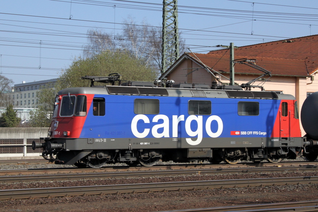 421 397-1 mit Kesselwagenzug am 29.03.11 in Fulda

