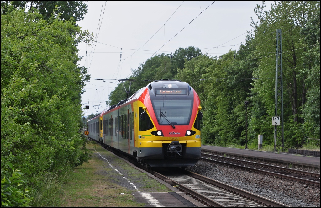 427 043 nach Marburg und 429 044 nach Siegen am 03.06.11 bei der Durchfahrt von Lang Gns. Die beiden Einheiten fahren von Frankfurt bis nach Gieen zusammen und werden dort dann erst geteilt.