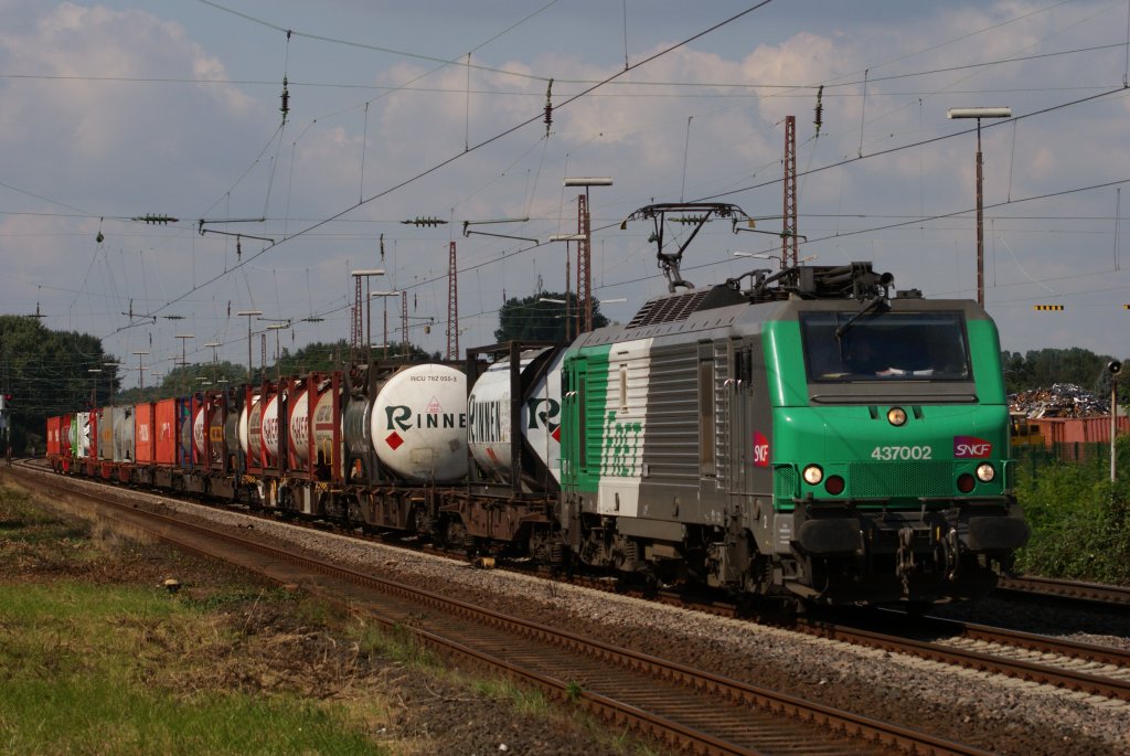 437 002 mit einem Containerzug in Hilden am 04.09.2010