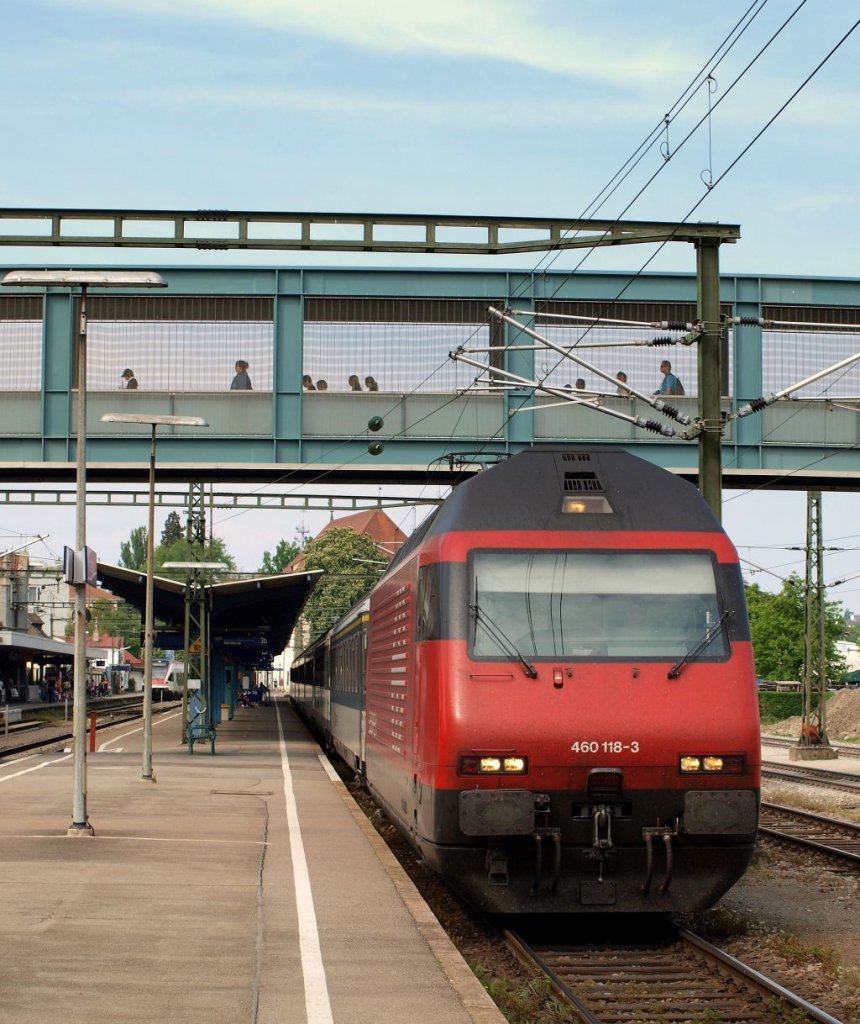 460 118-3  Gottardo  rollte mit dem IR 2132 nach Biel aus dem Konstanzer Bahnhof.
