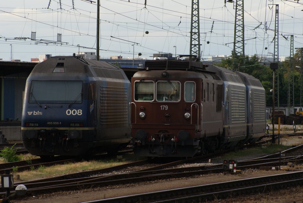 465 008-1 + 465 018-0 und zwei weitere Schweizer Loks sind am 11.08.2010 abgestellt in Basel Bad Bf