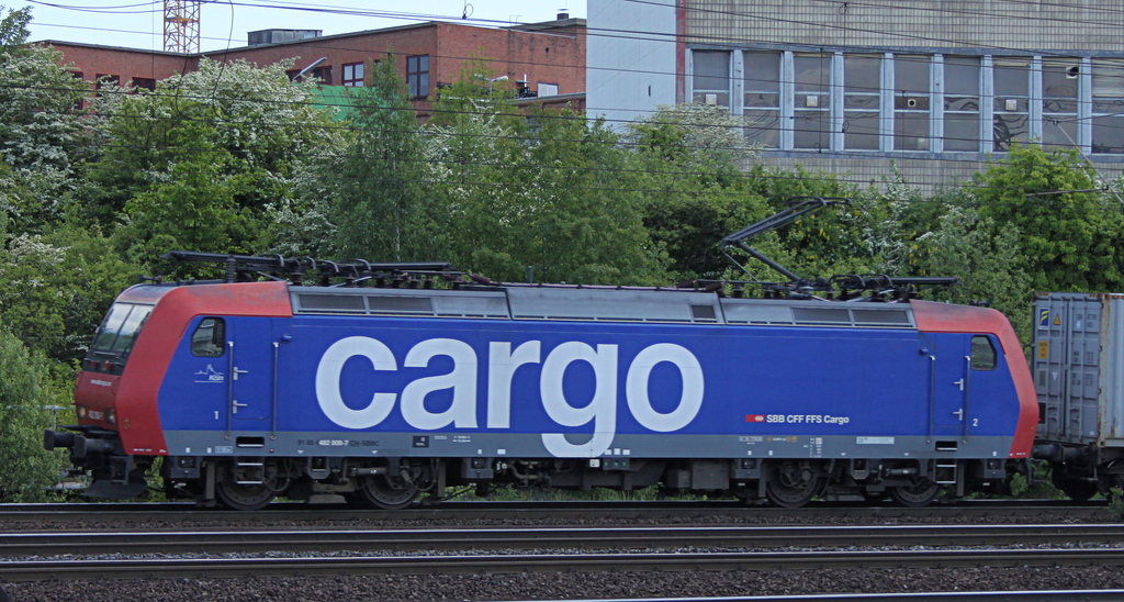 482 000-7 mit Containerzug am 17.05.12 in Fulda