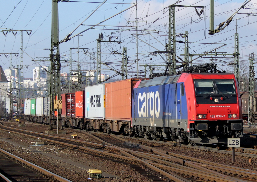 482 038 SBB /EVB mit Containerzug am 16.02.11 in Fulda