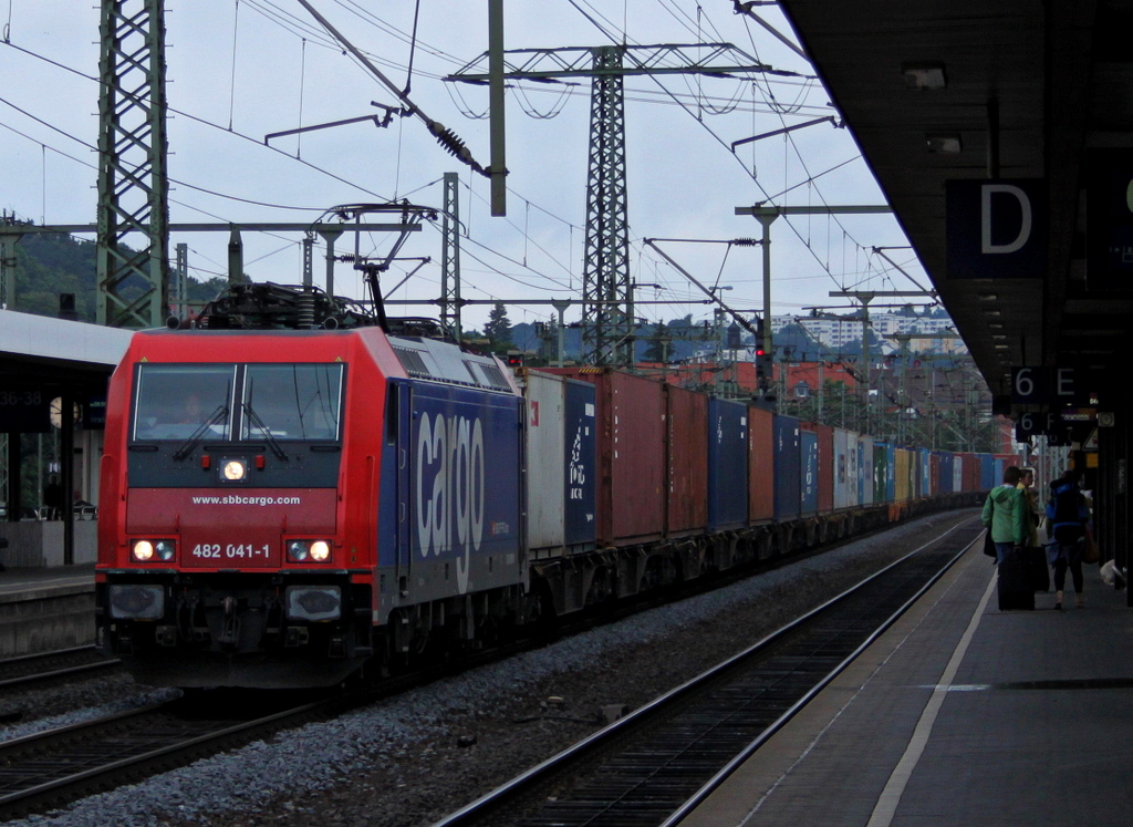 482 041-1 mit Containerzug am 08.07.11 in Fulda
