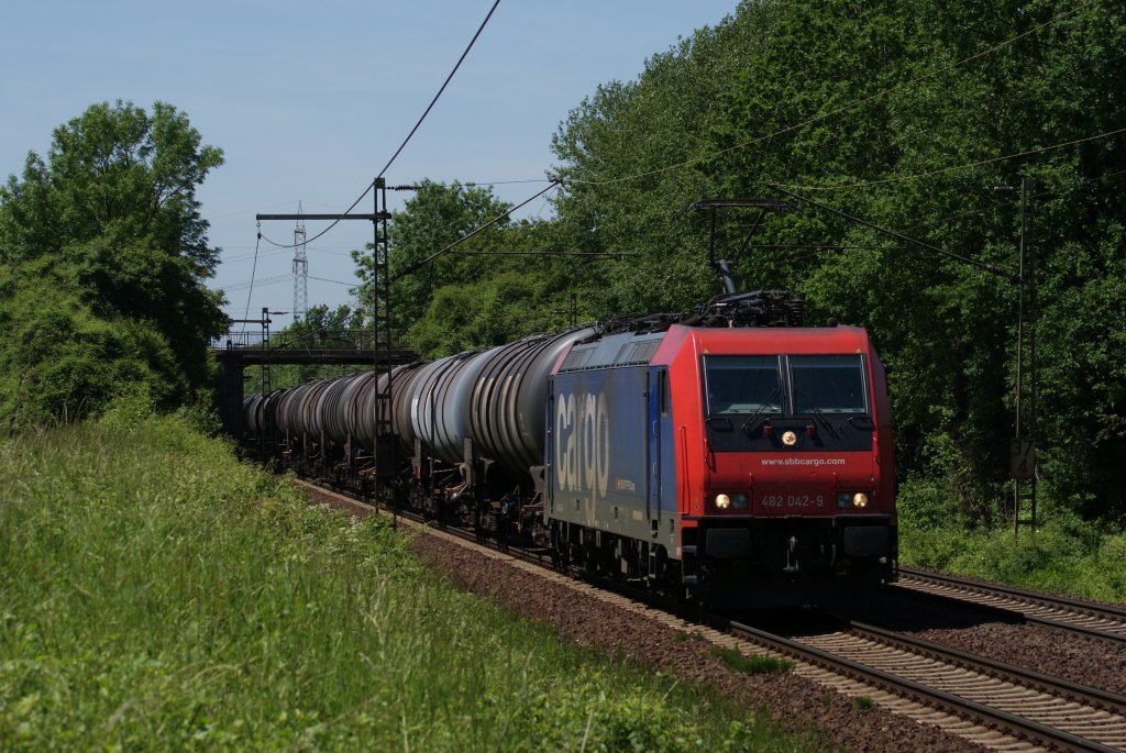 482 042-9 der SBB Cargo mit einem Kesselwagenzug bei der Durchfahrt durch Hannover-Ahlten am 5.06.10

