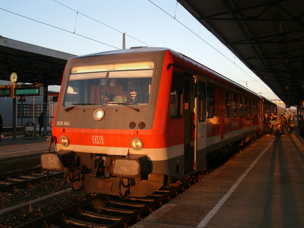 628 684,am 01.Oktober 2011,als RE 13053 Stralsund-Neustrelitz,bei der Aufgehenden Sonne in Neubrandenburg.