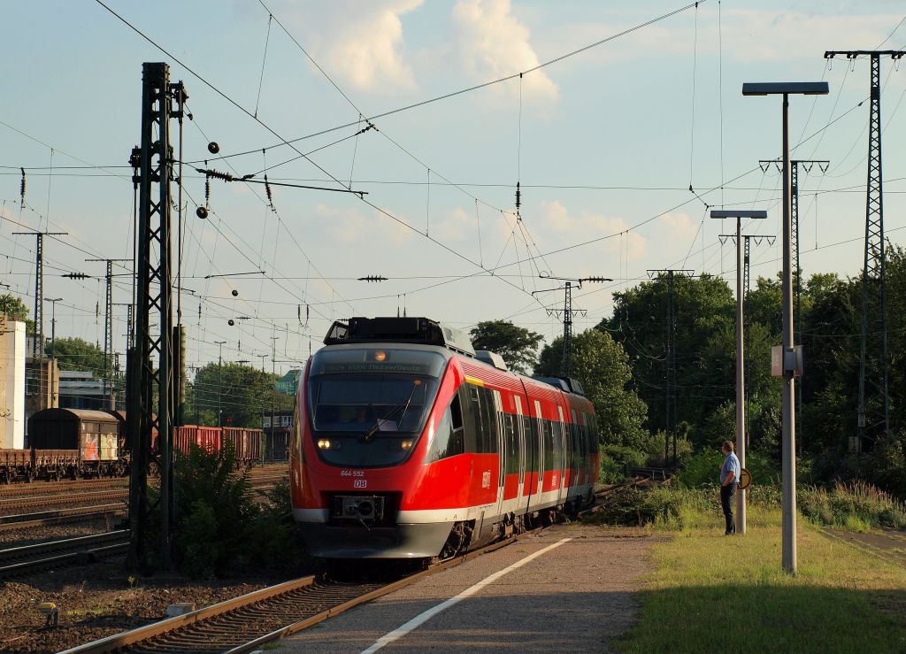 644 052/552 dieselte als RB 24 nach Kln Messe/Deutz in den Bahnhof von Kln West am 15.7.11.