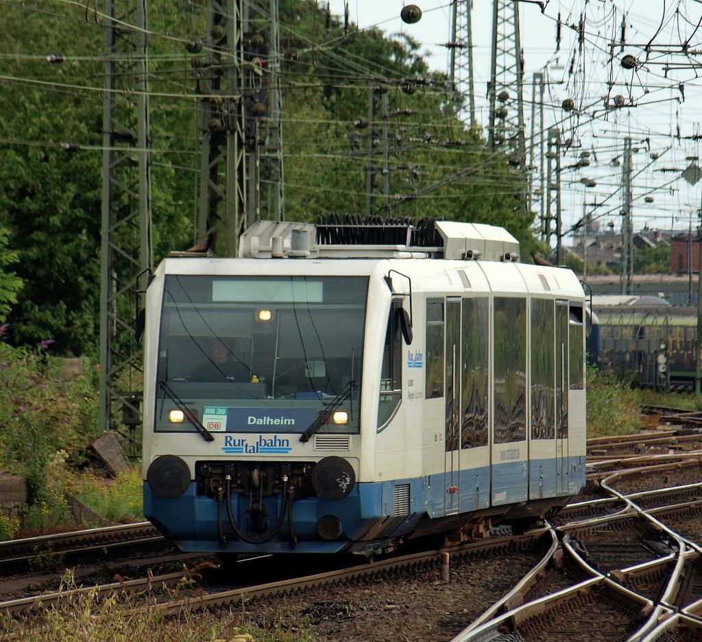 654 008 fuhr als RB nach Dalheim in den Bahnhof von Mnchengladbach am 17.7.11.